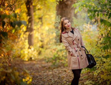 Sonbahar parkında genç bir kadın