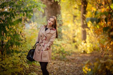 Sonbahar parkında genç bir kadın