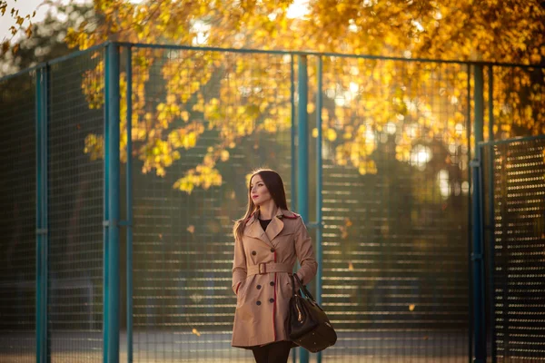 Junge Frau im Herbstpark — Stockfoto