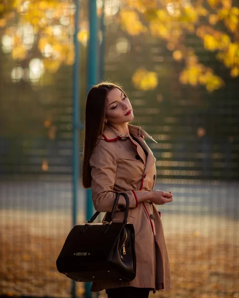 秋天公园里的年轻女子 — 图库照片