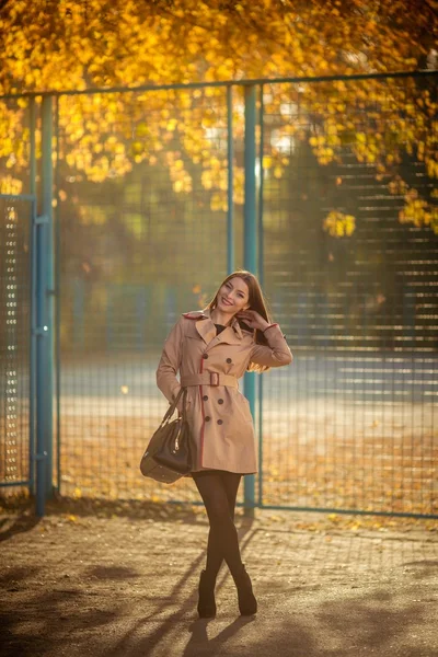 Junge Frau im Herbstpark — Stockfoto