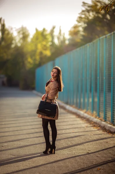 Jovem mulher no parque de outono — Fotografia de Stock