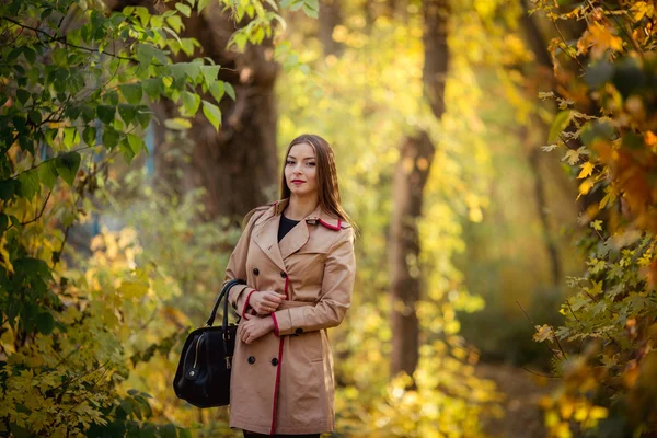 Junge Frau im Herbstpark — Stockfoto