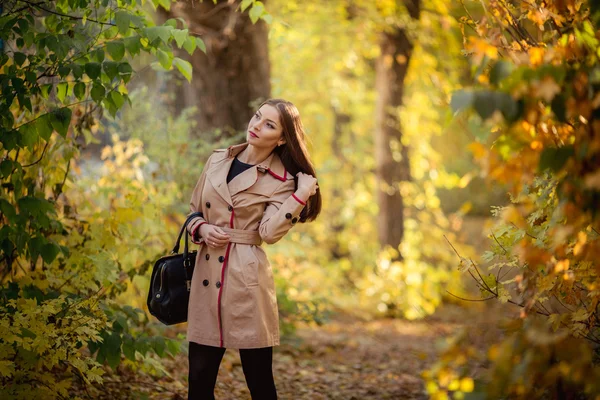 Junge Frau im Herbstpark — Stockfoto