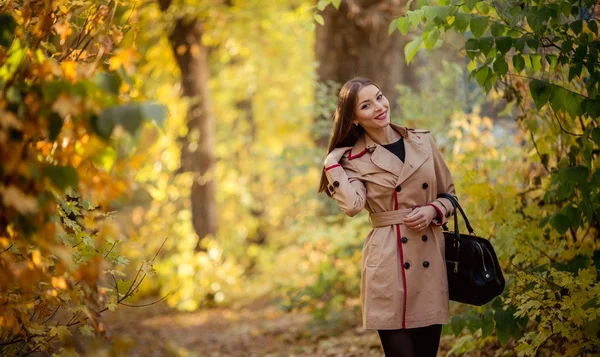 Junge Frau im Herbstpark — Stockfoto