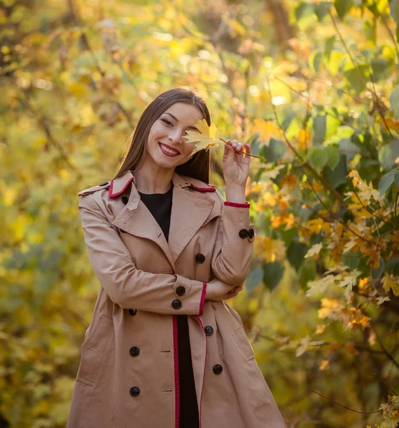 Junge Frau im Herbstpark — Stockfoto