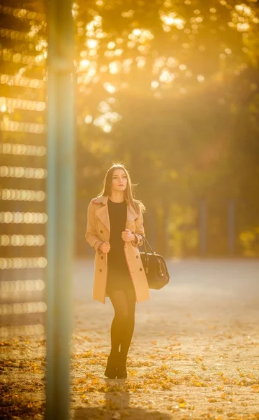 Junge Frau im Herbstpark — Stockfoto