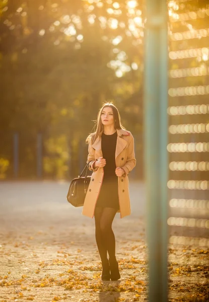 Jovem mulher no parque de outono — Fotografia de Stock