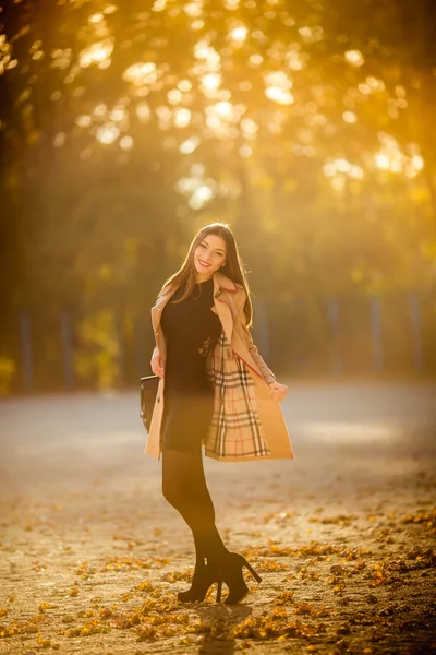 Junge Frau im Herbstpark — Stockfoto