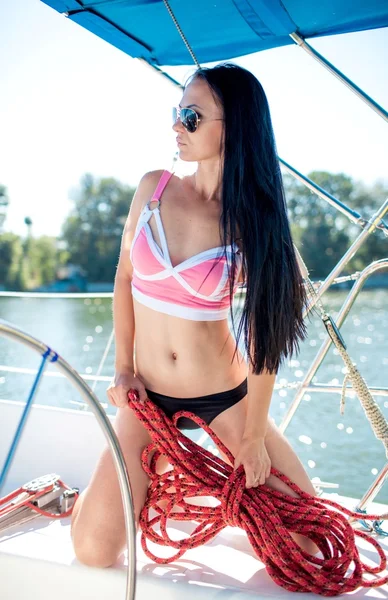 Donna sexy su yacht — Foto Stock