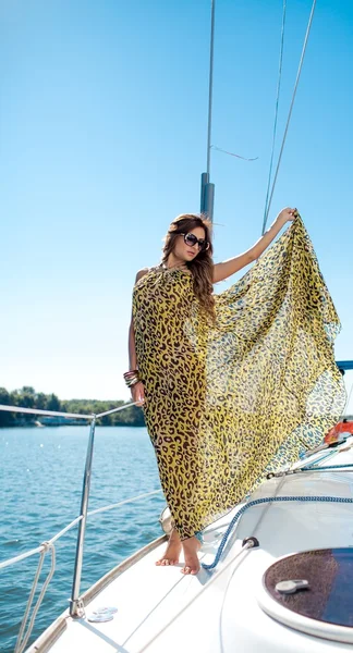 Szexi nő a yacht — Stock Fotó