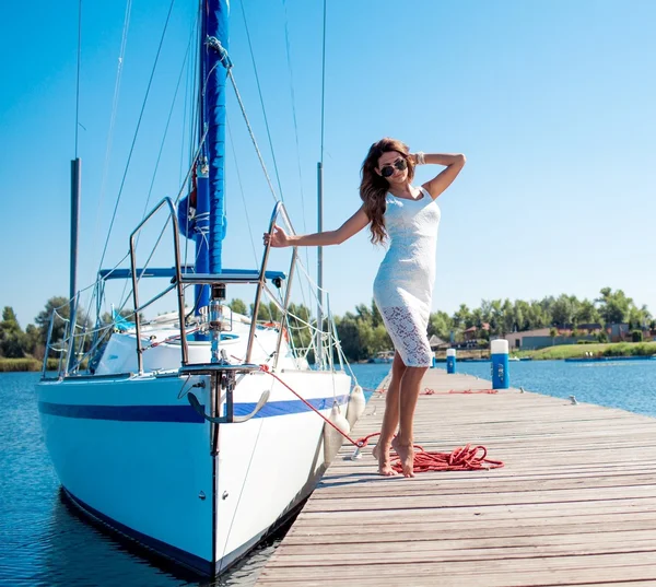 Mujer posando cerca de yate —  Fotos de Stock