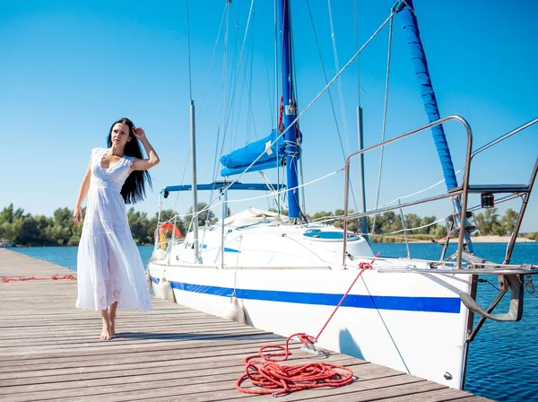 Donna posa vicino yacht — Foto Stock