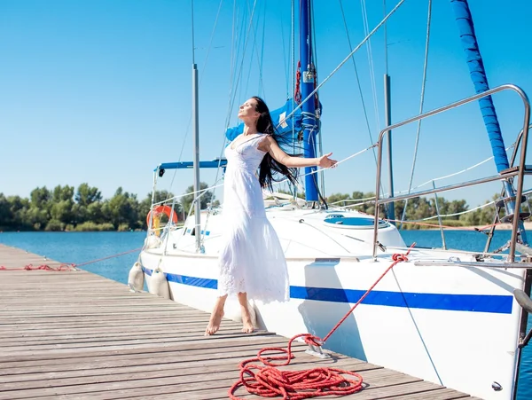 Mujer posando cerca de yate —  Fotos de Stock