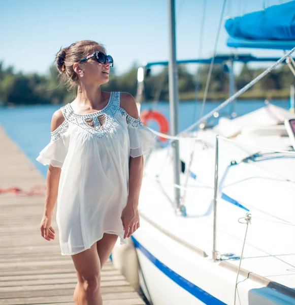 Femme posant près du yacht — Photo