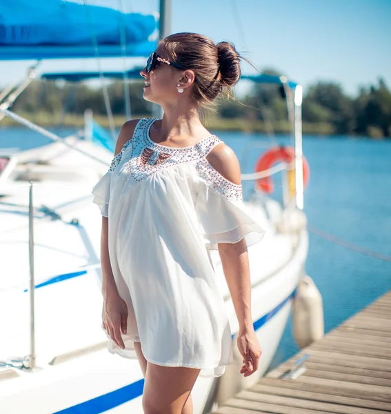 Femme posant près du yacht — Photo