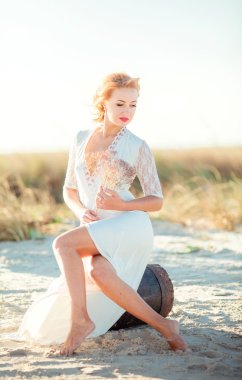 Kuru bitki ile güzel gelin