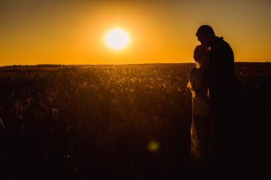 Gelin ve damat gün batımında