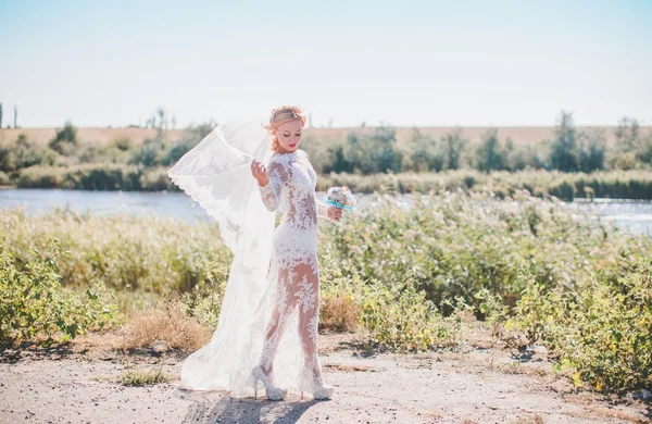 Bruden i spetsklänning — Stockfoto