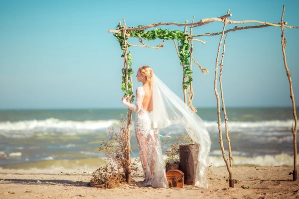 Noiva em vestido de renda — Fotografia de Stock