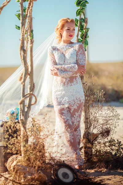 Bruden i spetsklänning — Stockfoto
