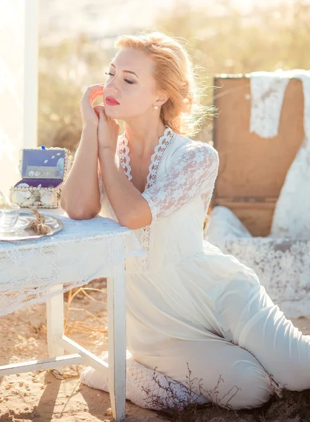 Vacker brud i vit klänning — Stockfoto