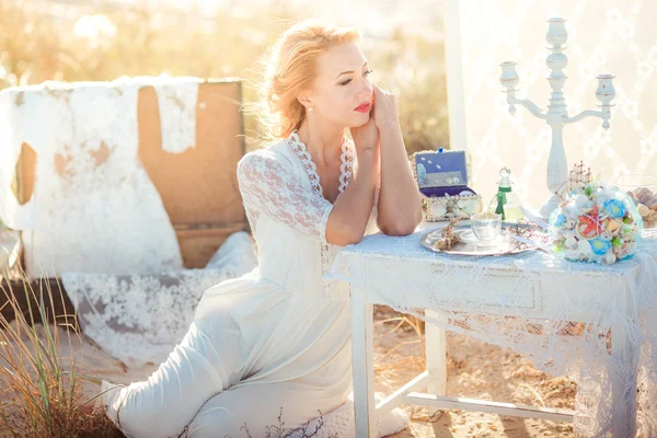 Kaunis morsian valkoinen mekko — kuvapankkivalokuva