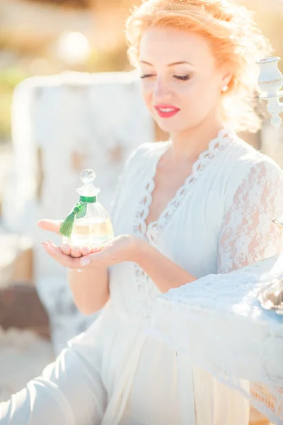 Vackra brud med parfume flaska — Stockfoto