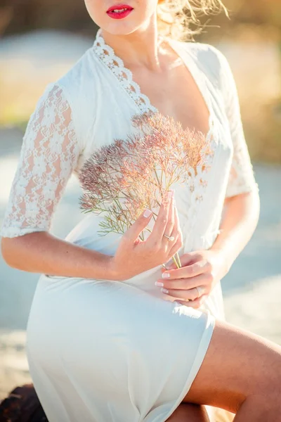 Belle mariée avec plante sèche — Photo