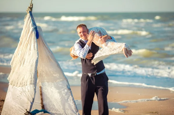 Наречений і наречений на пляжі — стокове фото