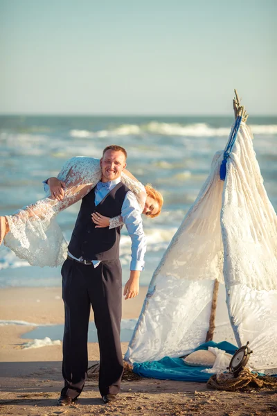 Наречений і наречений на пляжі — стокове фото