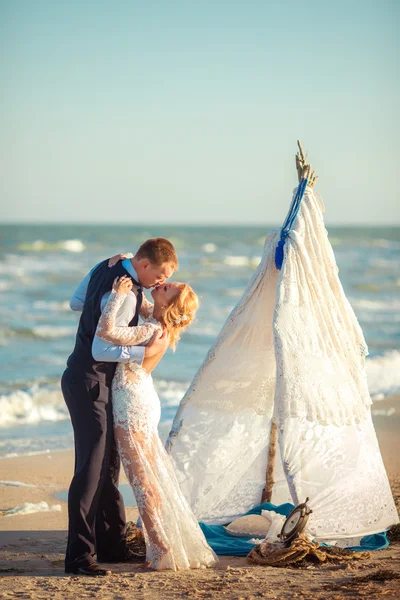 Menyasszony és vőlegény a strandon — Stock Fotó