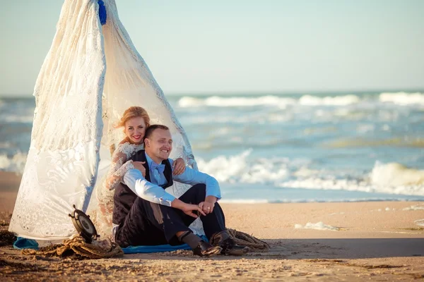 Menyasszony és vőlegény a strandon — Stock Fotó