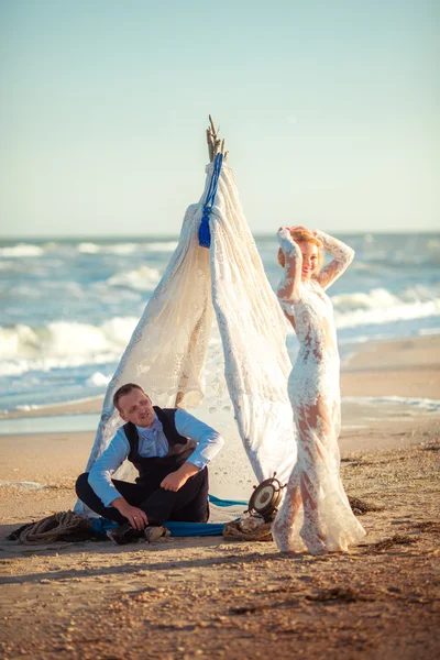 Невеста и жених на пляже — стоковое фото