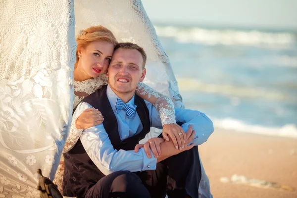 Mariée et marié sur la plage — Photo