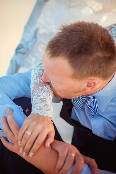 Sposa e sposo sulla spiaggia — Foto Stock