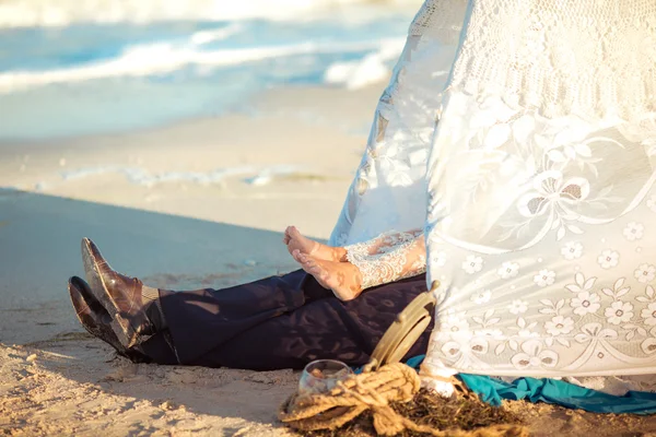 新郎新娘在海滩上 — 图库照片