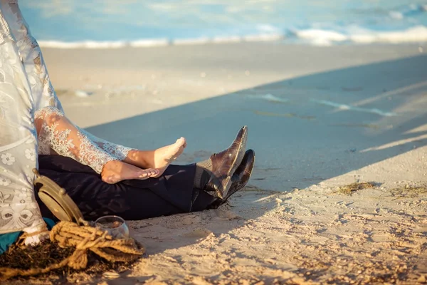 Braut und Bräutigam am Strand — Stockfoto