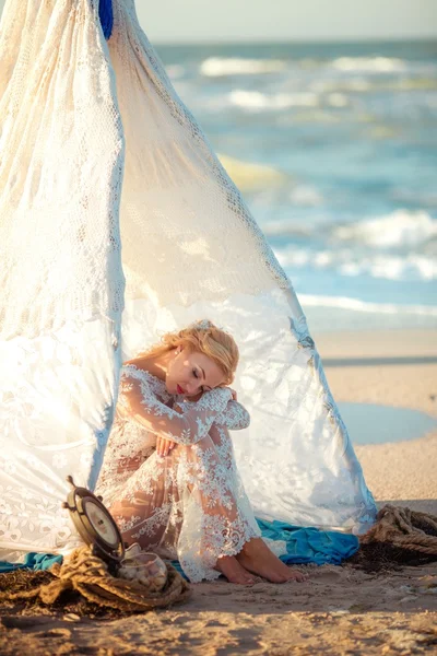 Belle mariée en robe blanche — Photo