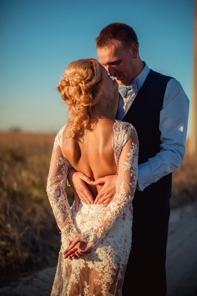 Sposa e sposo sulla spiaggia — Foto Stock