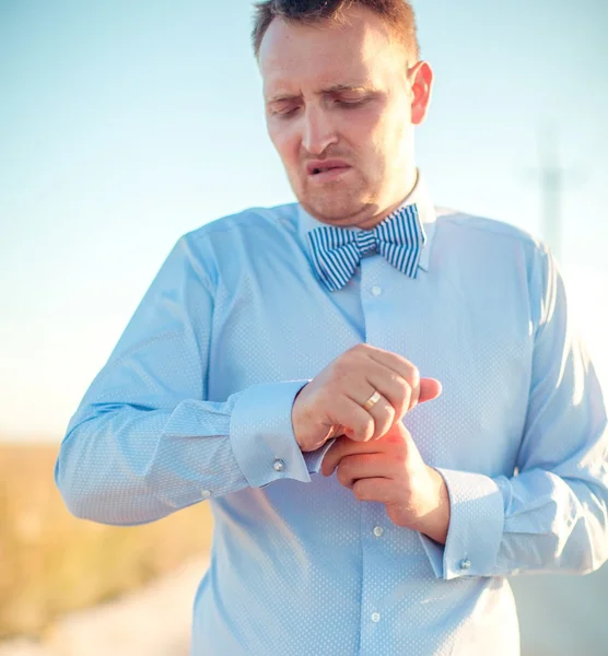 Bräutigam bereitet sich auf die Zeremonie vor — Stockfoto