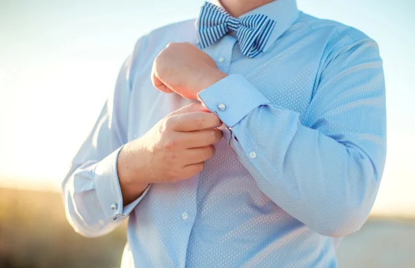 El novio se prepara para la ceremonia — Foto de Stock