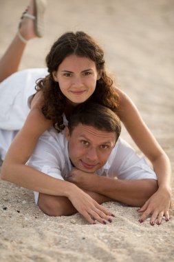 Kumsaldaki mutlu çift