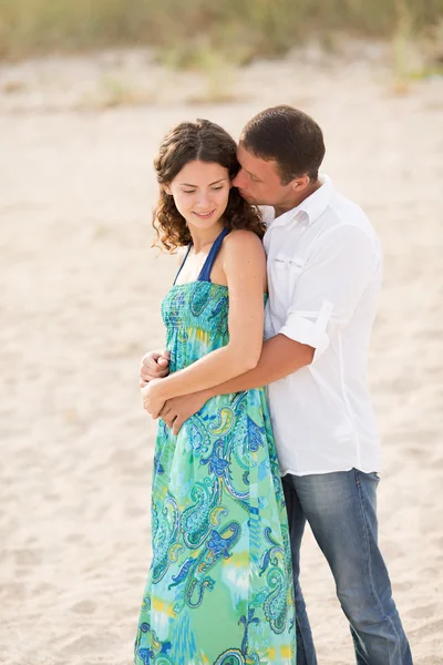 Couple heureux sur la plage — Photo