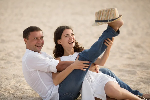Счастливая пара на пляже — стоковое фото