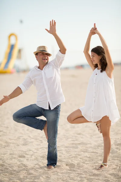 Couple heureux sur la plage — Photo