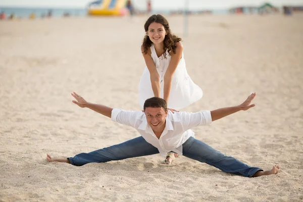 Casal feliz na praia — Fotografia de Stock