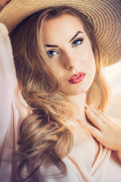 Portrait de jeune femme en chapeau — Photo