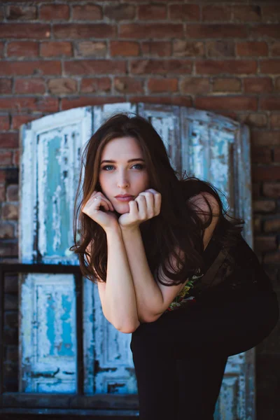 Mooie vrouw in de mode kleding — Stockfoto