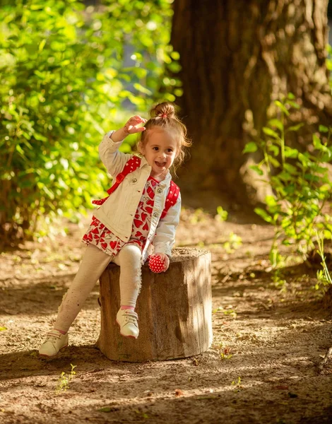 Schattig klein meisje in jurk buiten — Stockfoto